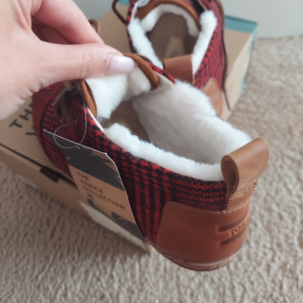 Toms - Picture 2 of 5